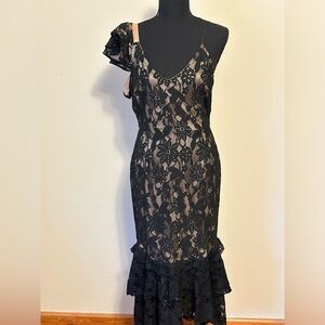 Multicolored dress with cap sleeves and elegant lace design